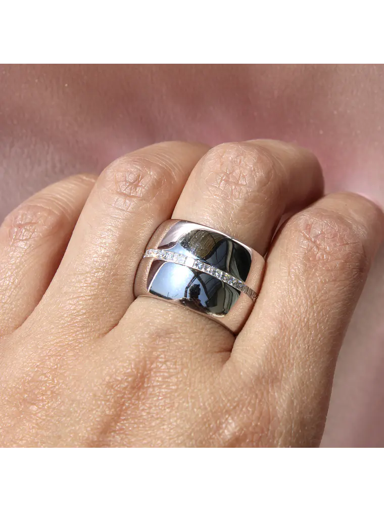 Maravilloso Anillo Sinfín, Eternity, Sin Fin Ancho Moderno Diamantes Princess en Oro Blanco 18K 7