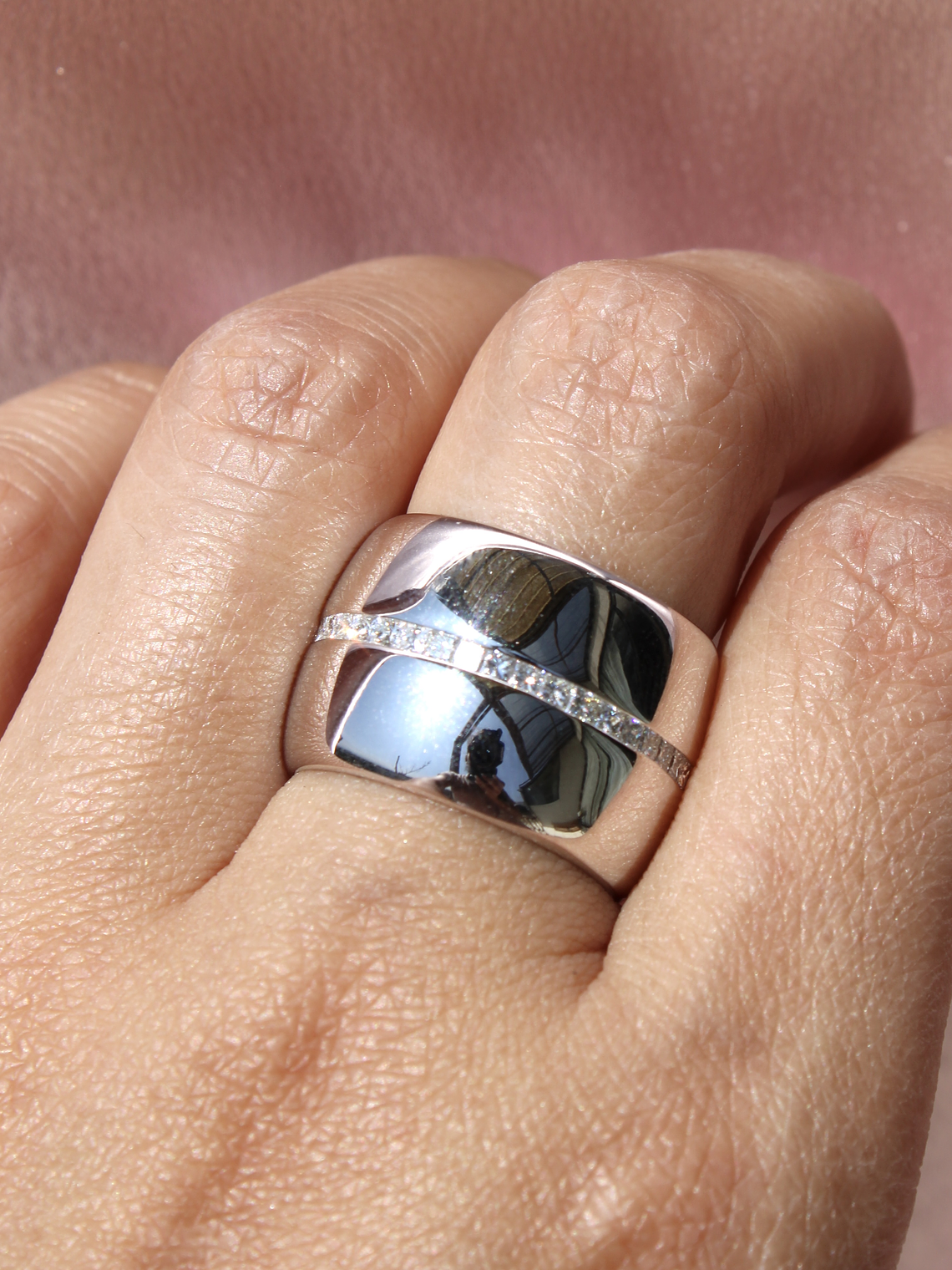 Maravilloso Anillo Sinfín, Eternity, Sin Fin Ancho Moderno Diamantes Princess en Oro Blanco 18K 7