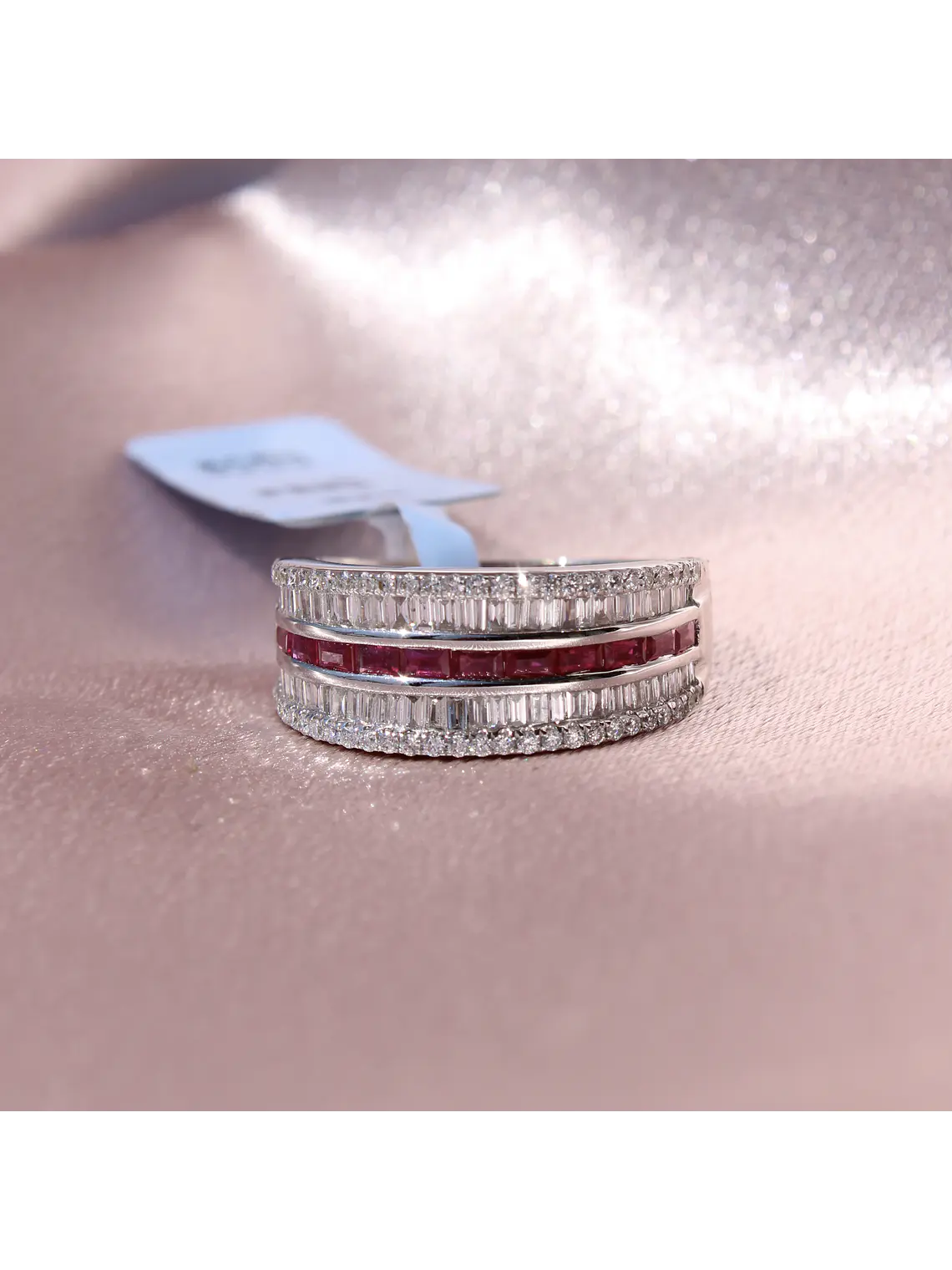 Maravilloso Anillo Cintillo Moderno Rubíes y Diamantes en Oro Blanco 18K 3