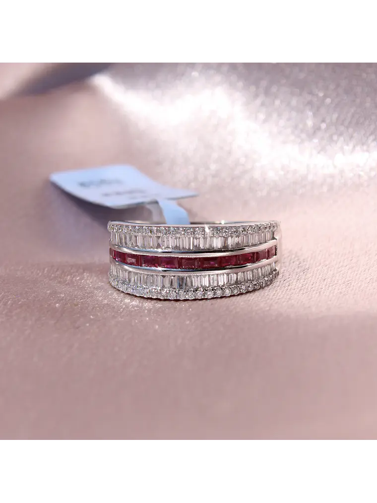 Maravilloso Anillo Cintillo Moderno Rubíes y Diamantes en Oro Blanco 18K 3