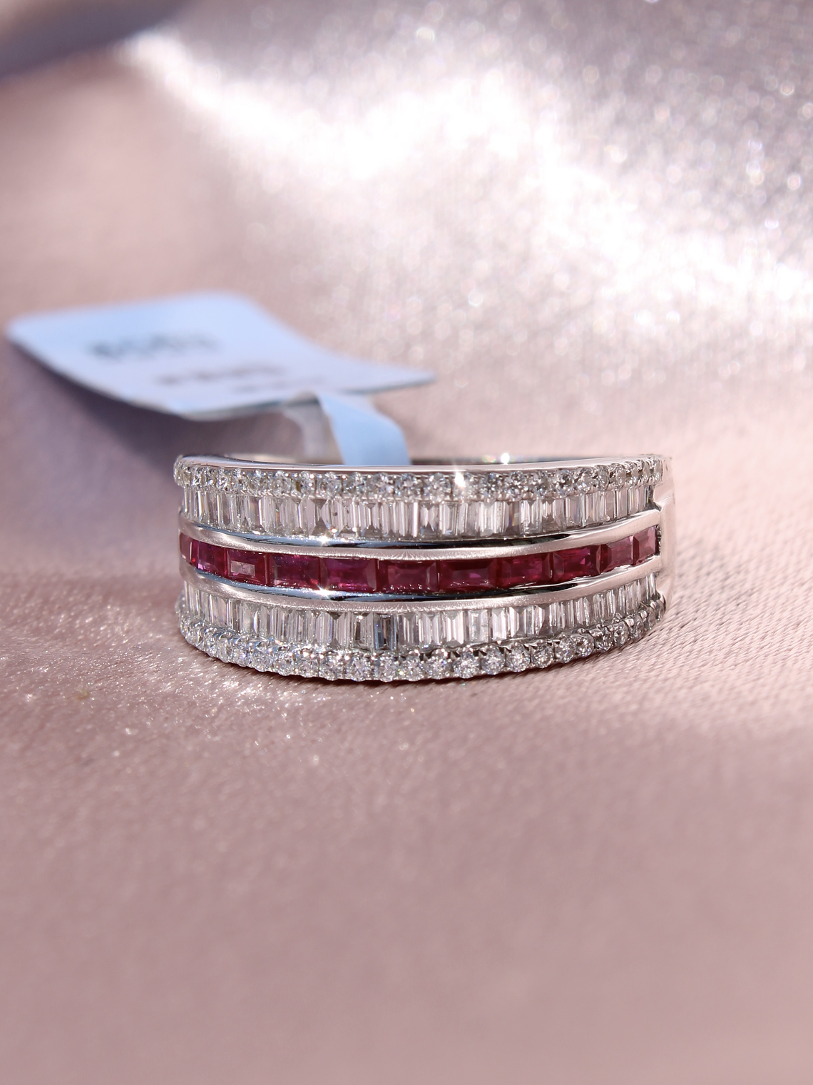 Maravilloso Anillo Cintillo Moderno Rubíes y Diamantes en Oro Blanco 18K 3