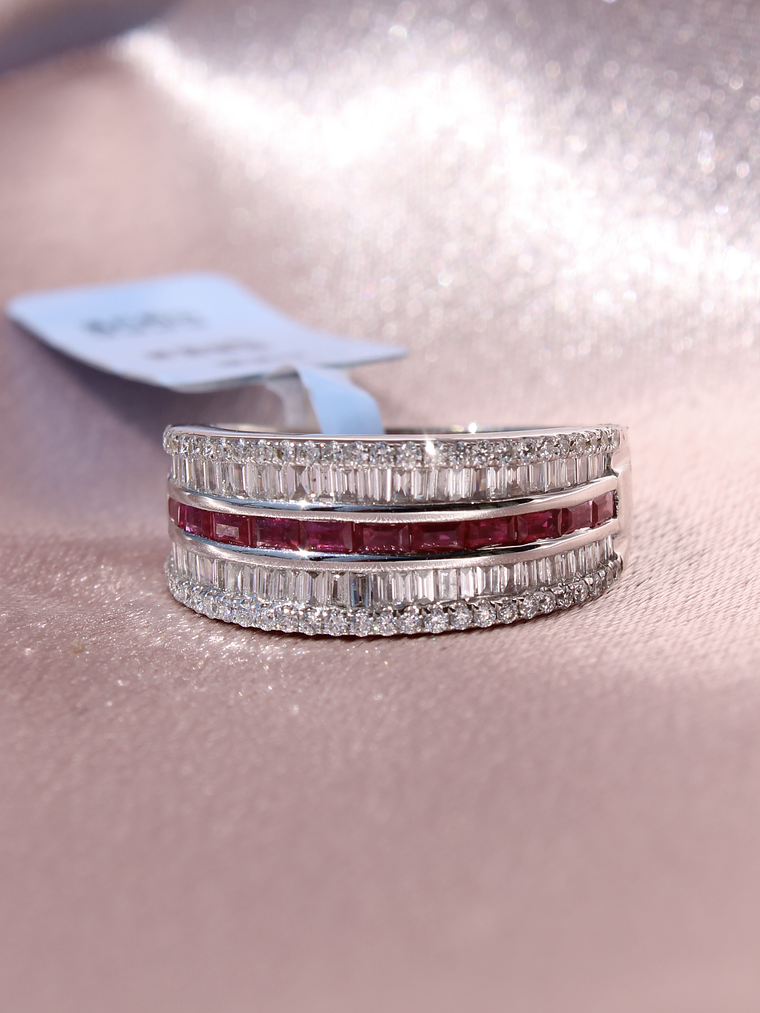 Maravilloso Anillo Cintillo Moderno Rubíes y Diamantes en Oro Blanco 18K 3