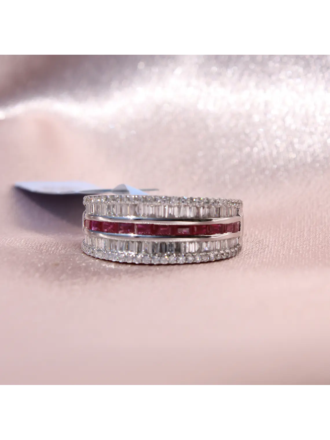 Maravilloso Anillo Cintillo Moderno Rubíes y Diamantes en Oro Blanco 18K 4