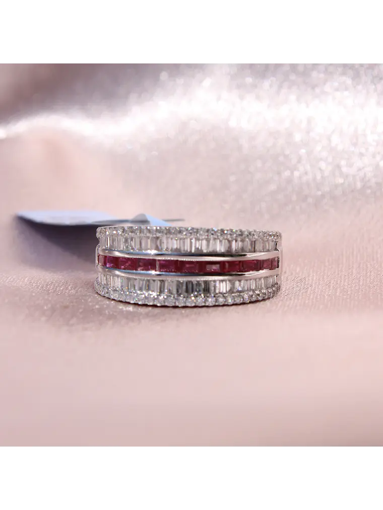 Maravilloso Anillo Cintillo Moderno Rubíes y Diamantes en Oro Blanco 18K 4