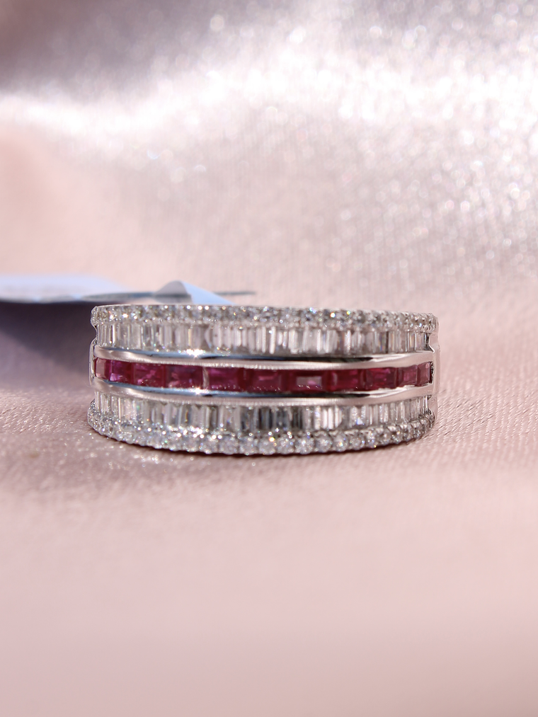 Maravilloso Anillo Cintillo Moderno Rubíes y Diamantes en Oro Blanco 18K 4