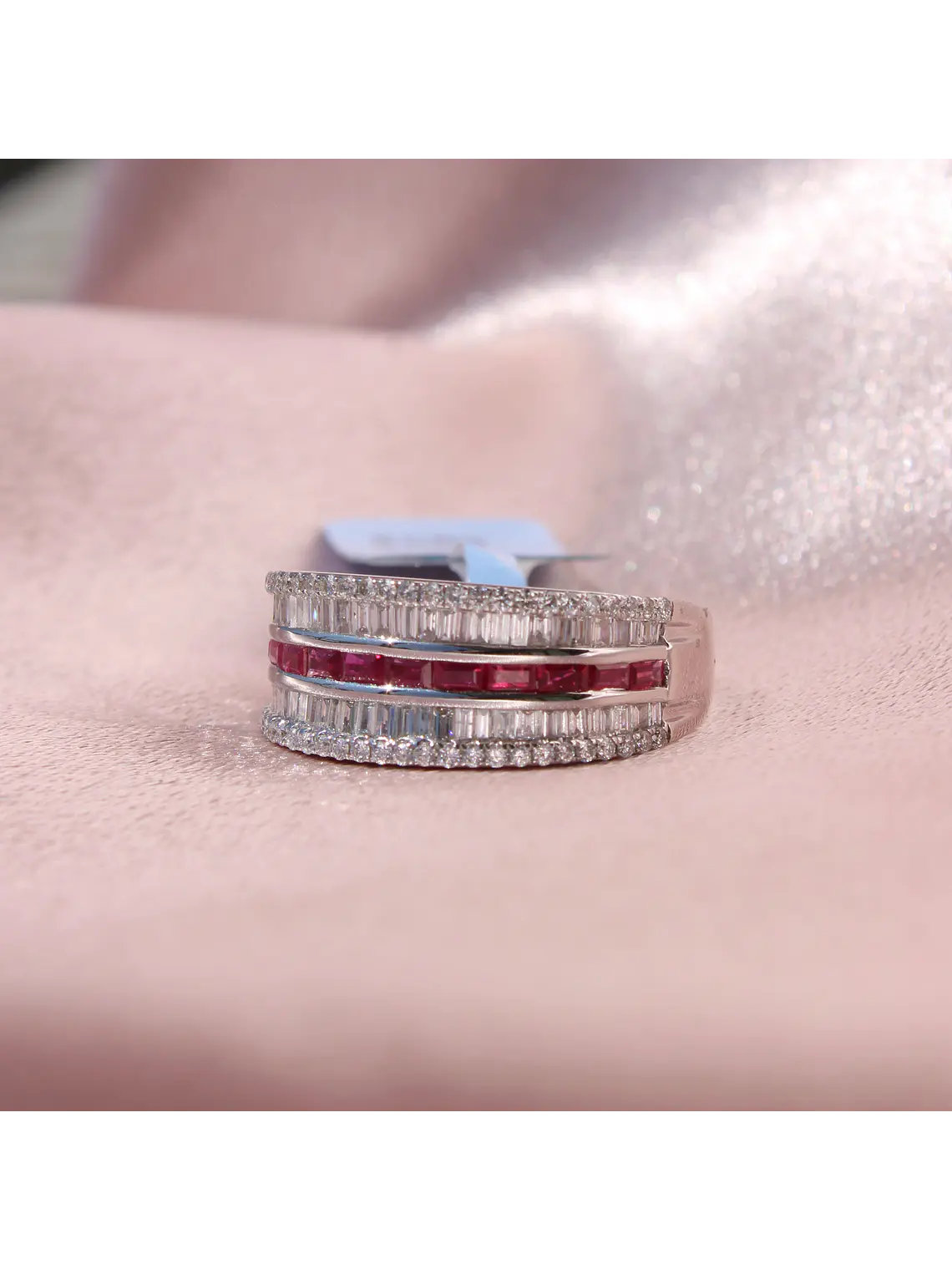 Maravilloso Anillo Cintillo Moderno Rubíes y Diamantes en Oro Blanco 18K 5