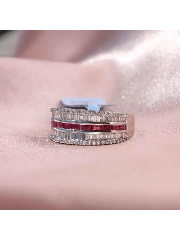 Maravilloso Anillo Cintillo Moderno Rubíes y Diamantes en Oro Blanco 18K 5