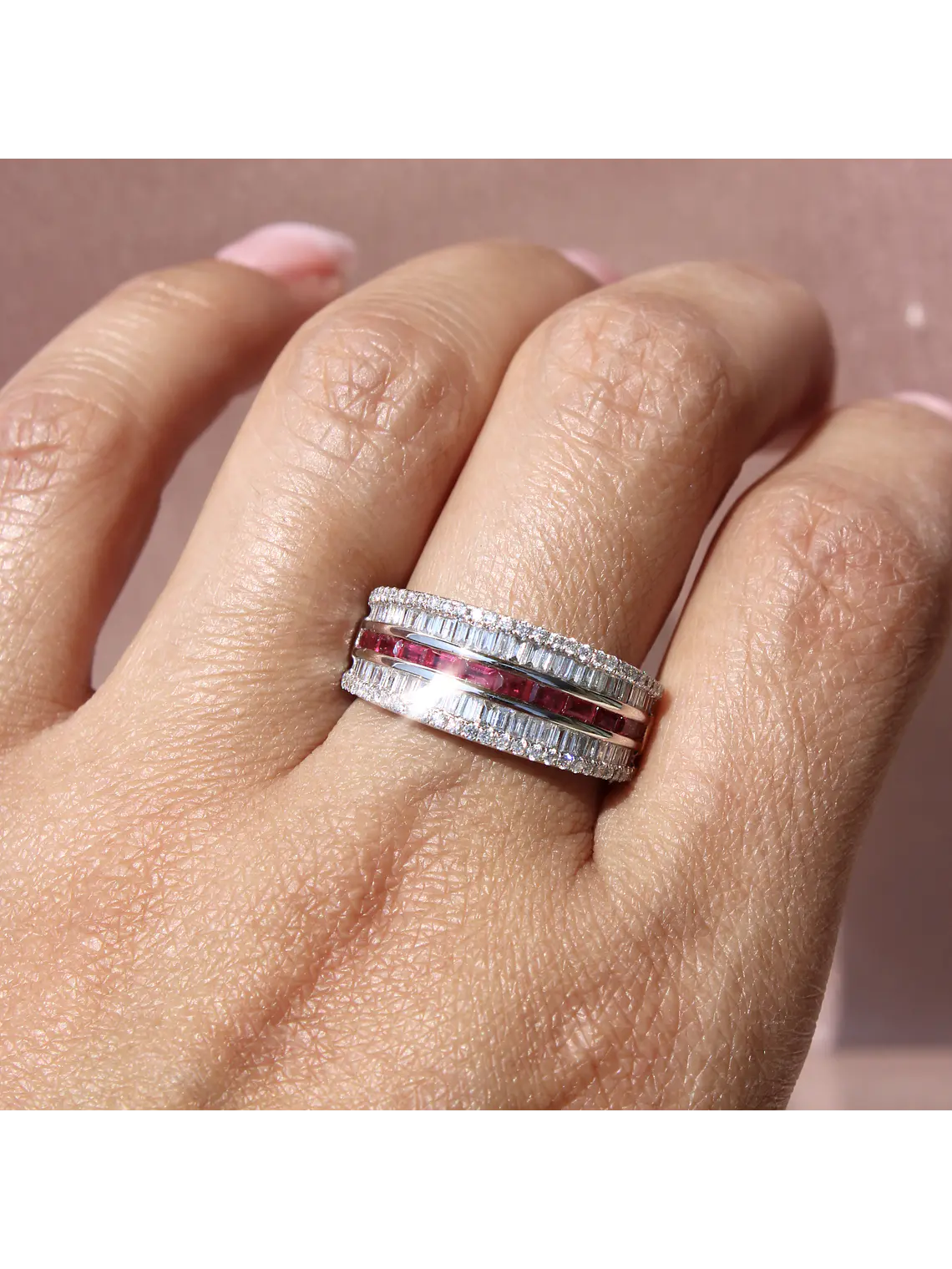 Maravilloso Anillo Cintillo Moderno Rubíes y Diamantes en Oro Blanco 18K 2