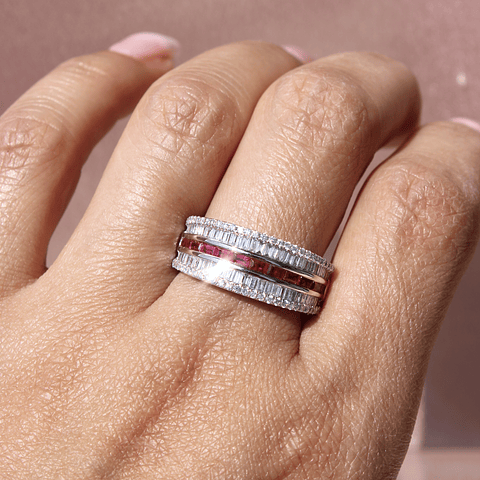 Maravilloso Anillo Cintillo Moderno Rubíes y Diamantes en Oro Blanco 18K