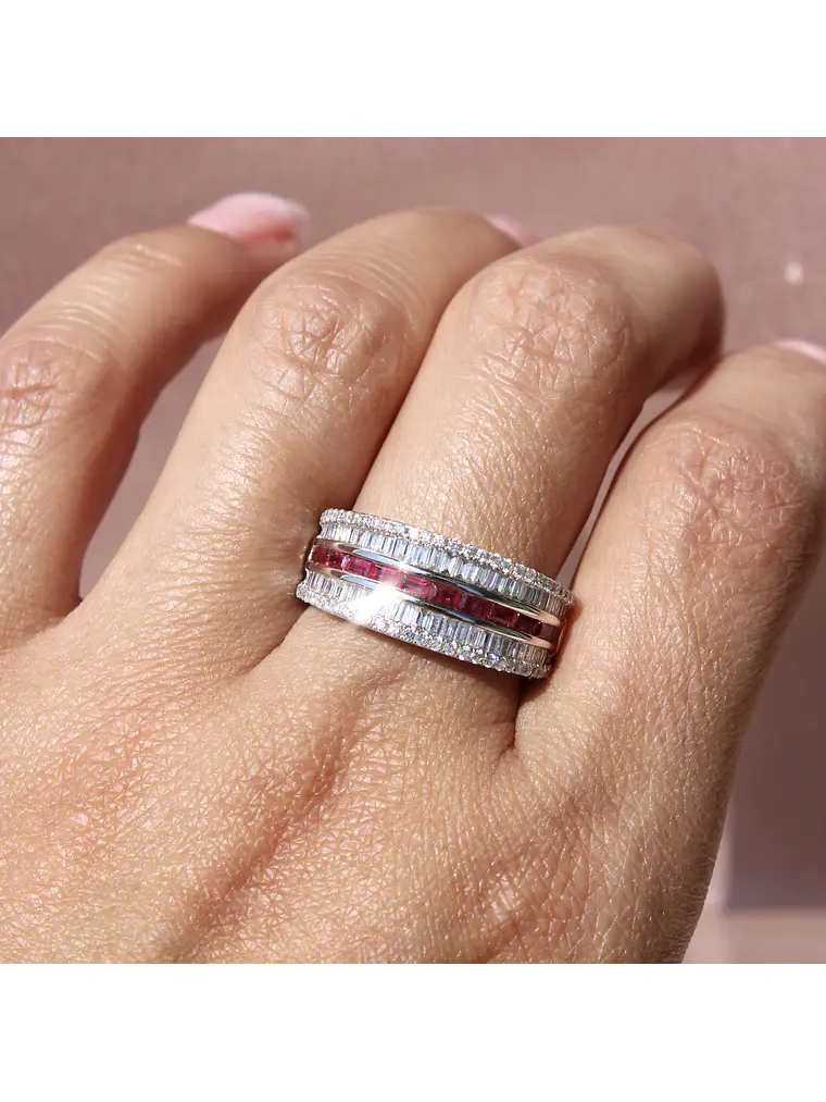 Maravilloso Anillo Cintillo Moderno Rubíes y Diamantes en Oro Blanco 18K 2