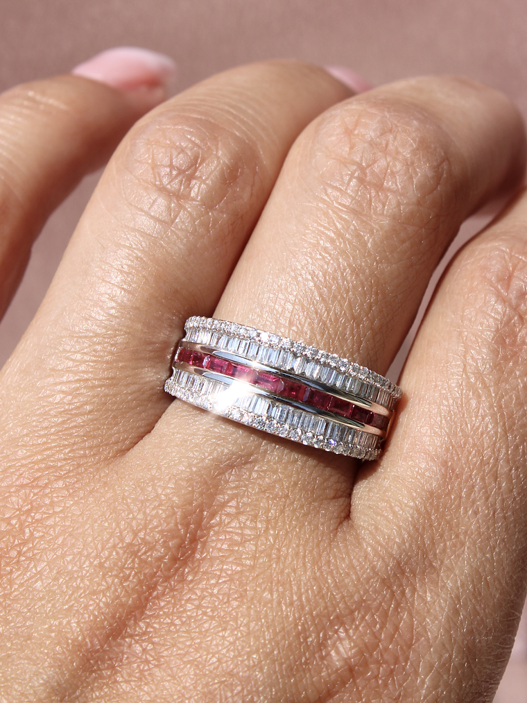 Maravilloso Anillo Cintillo Moderno Rubíes y Diamantes en Oro Blanco 18K 2