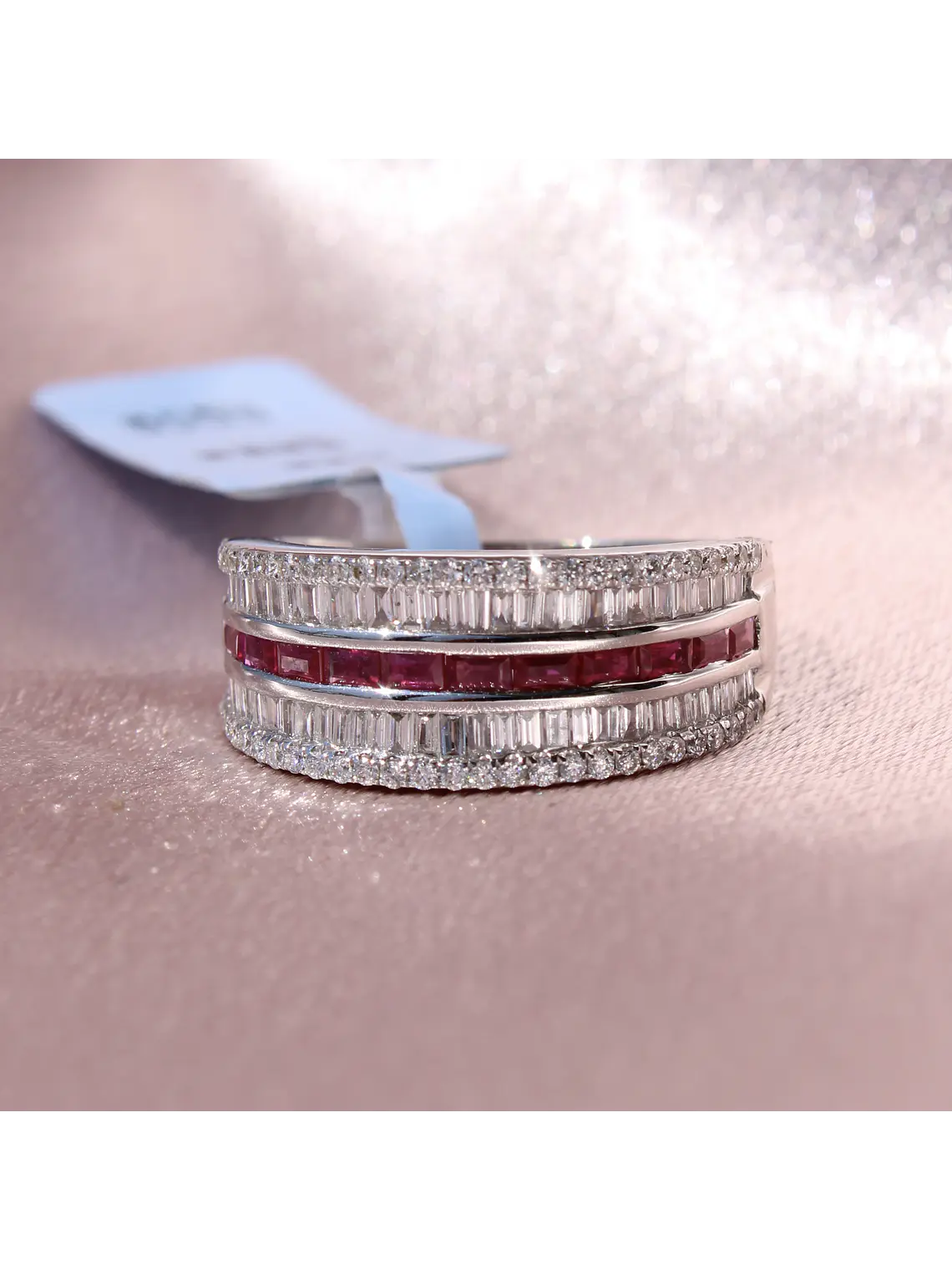 Maravilloso Anillo Cintillo Moderno Rubíes y Diamantes en Oro Blanco 18K 6