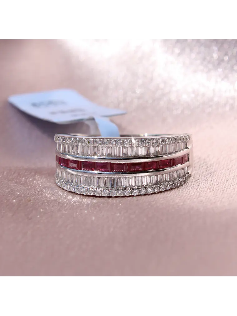 Maravilloso Anillo Cintillo Moderno Rubíes y Diamantes en Oro Blanco 18K 6