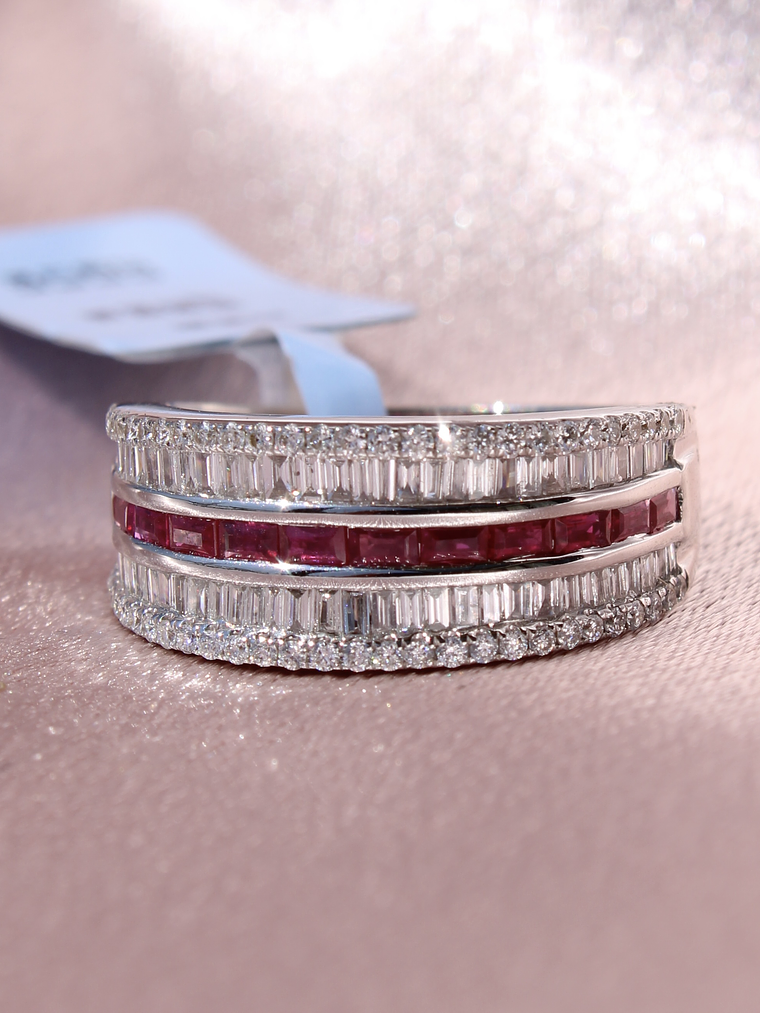 Maravilloso Anillo Cintillo Moderno Rubíes y Diamantes en Oro Blanco 18K 6