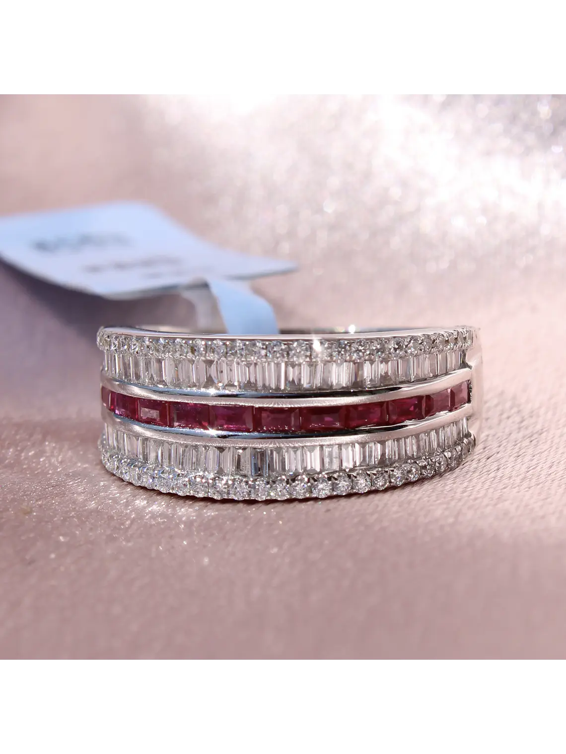 Maravilloso Anillo Cintillo Moderno Rubíes y Diamantes en Oro Blanco 18K 1