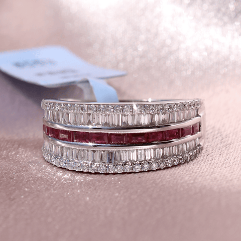 Maravilloso Anillo Cintillo Moderno Rubíes y Diamantes en Oro Blanco 18K