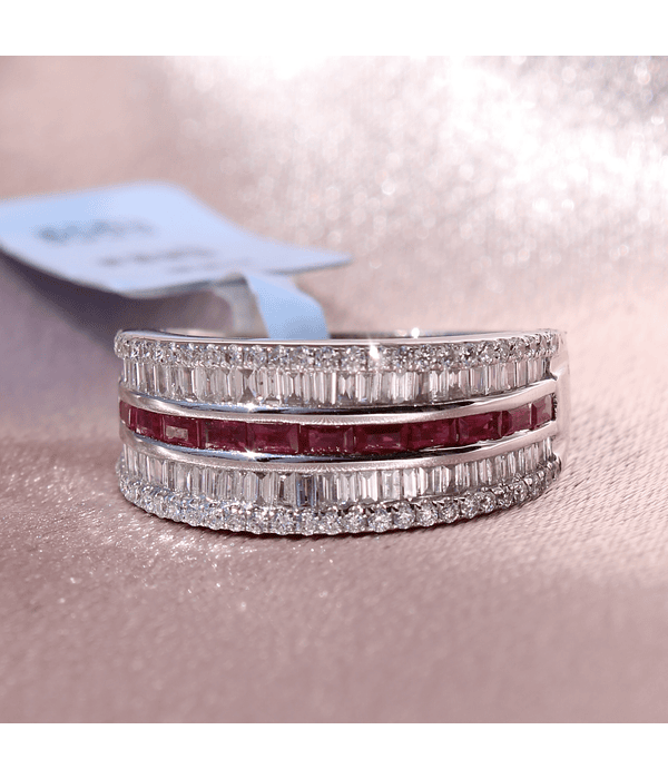 Maravilloso Anillo Cintillo Moderno Rubíes y Diamantes en Oro Blanco 18K