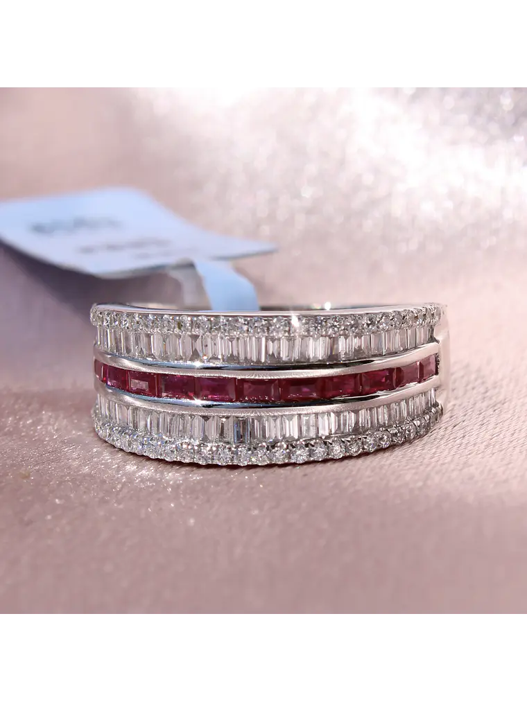 Maravilloso Anillo Cintillo Moderno Rubíes y Diamantes en Oro Blanco 18K 1