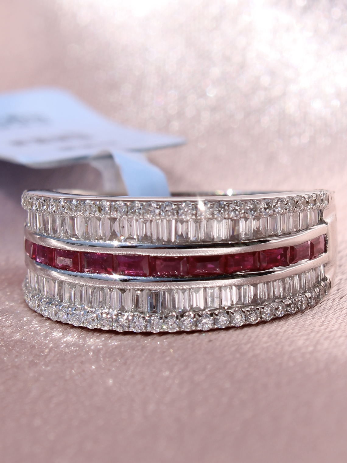 Maravilloso Anillo Cintillo Moderno Rubíes y Diamantes en Oro Blanco 18K 1