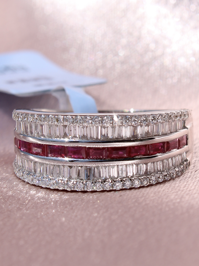 Maravilloso Anillo Cintillo Moderno Rubíes y Diamantes en Oro Blanco 18K 1