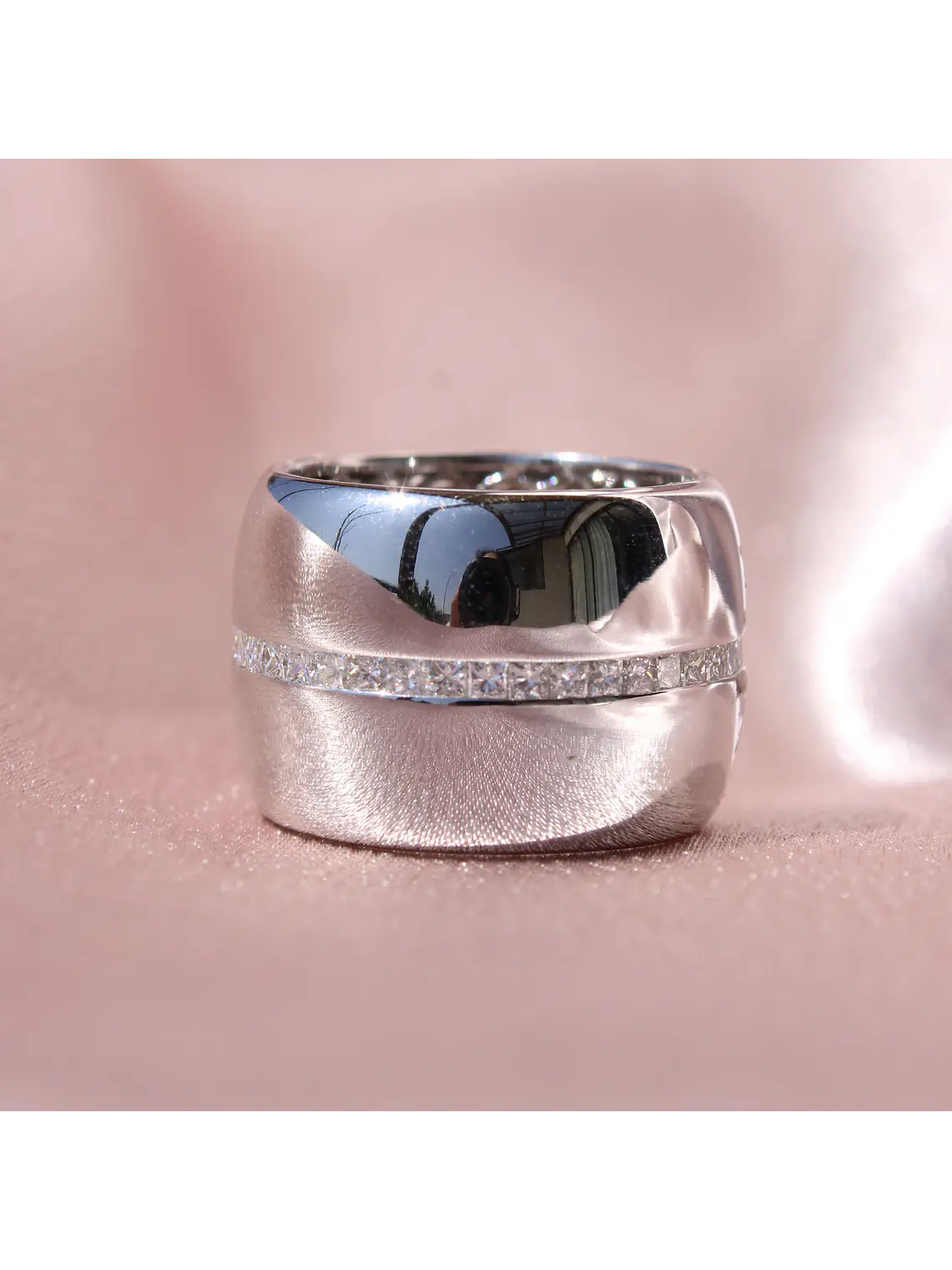 Maravilloso Anillo Sinfín, Eternity, Sin Fin Ancho Moderno Diamantes Princess en Oro Blanco 18K 2