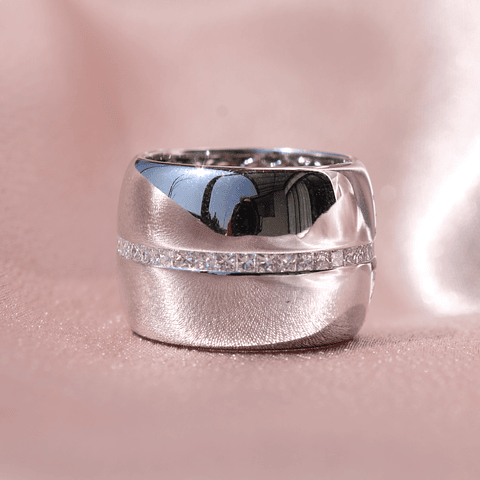 Maravilloso Anillo Sinfín, Eternity, Sin Fin Ancho Moderno Diamantes Princess en Oro Blanco 18K