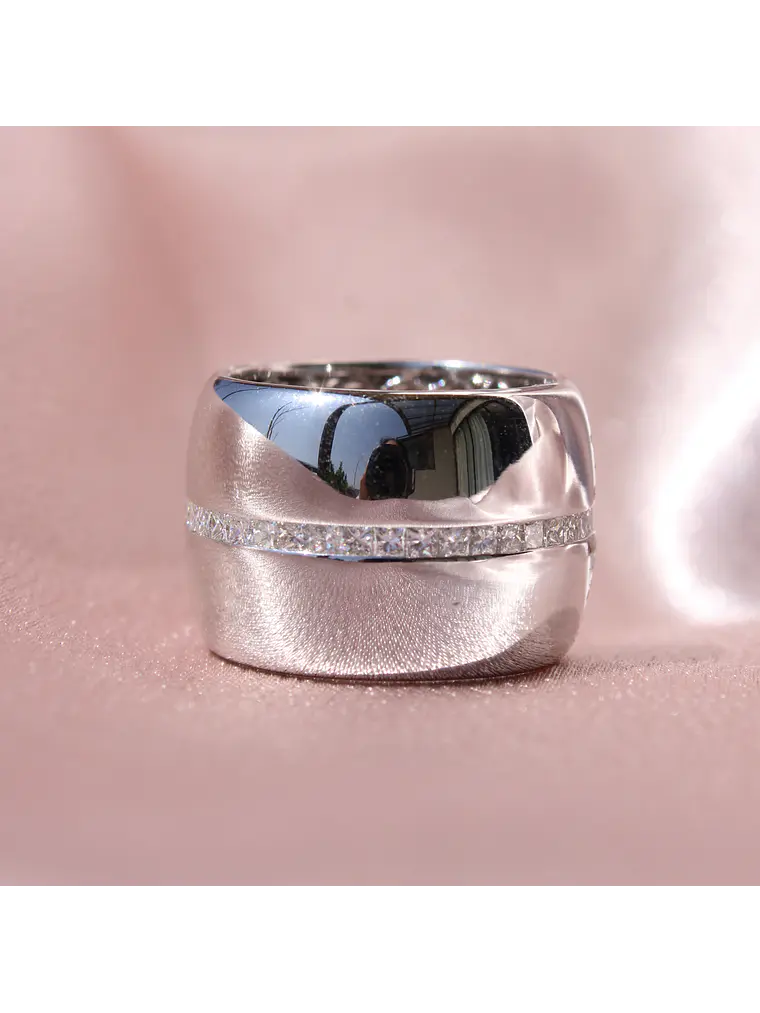 Maravilloso Anillo Sinfín, Eternity, Sin Fin Ancho Moderno Diamantes Princess en Oro Blanco 18K 2