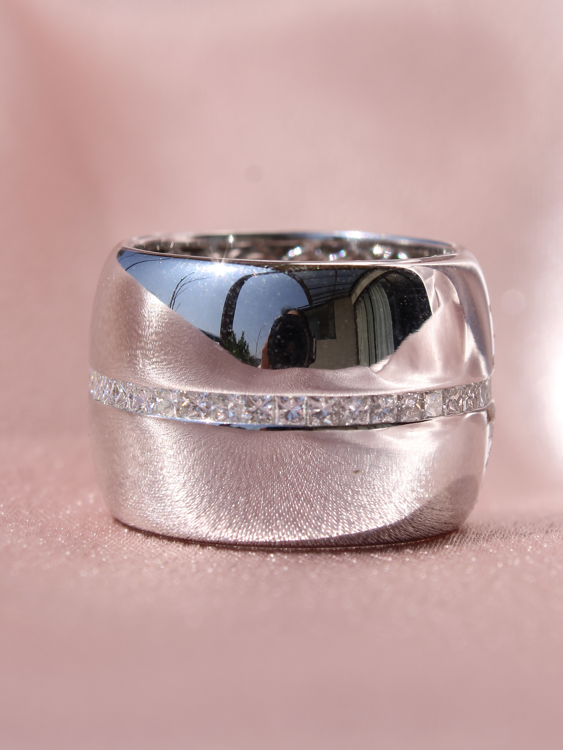 Maravilloso Anillo Sinfín, Eternity, Sin Fin Ancho Moderno Diamantes Princess en Oro Blanco 18K 2