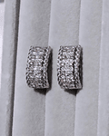 Aros Semi Argolla Anchas Diamantes en Oro Blanco 18K