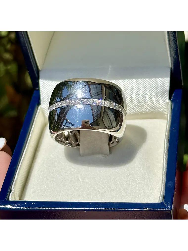 Maravilloso Anillo Sinfín, Eternity, Sin Fin Ancho Moderno Diamantes Princess en Oro Blanco 18K 3