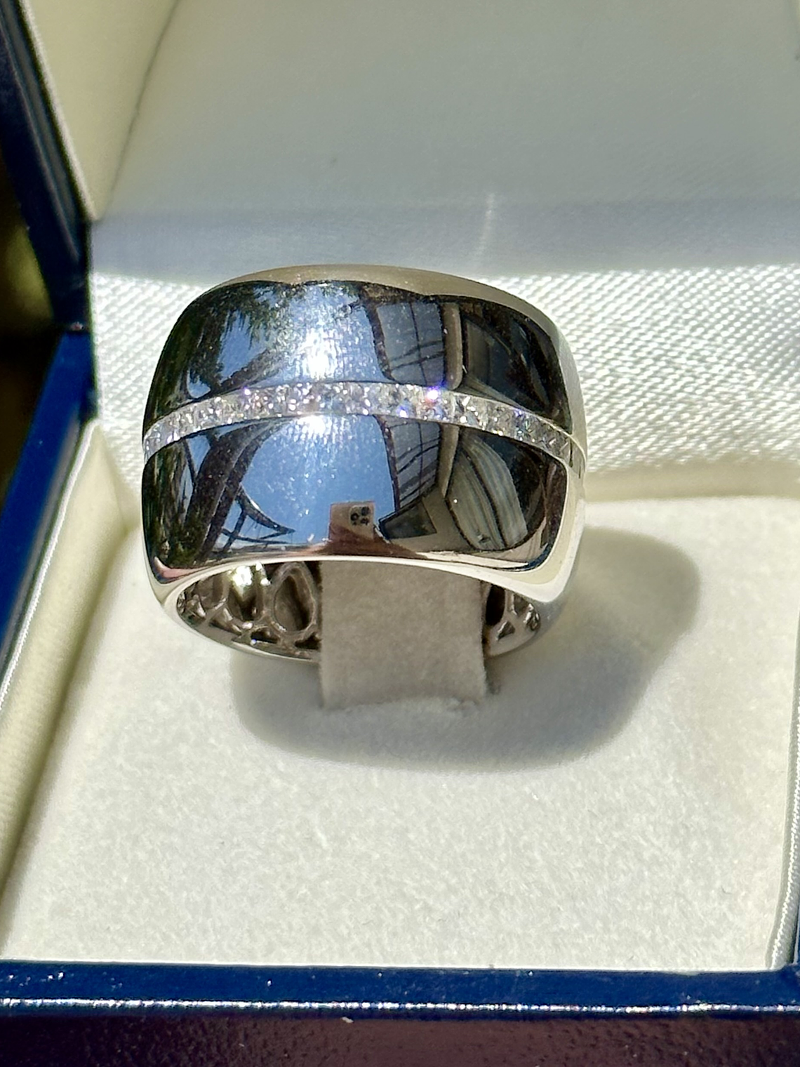 Maravilloso Anillo Sinfín, Eternity, Sin Fin Ancho Moderno Diamantes Princess en Oro Blanco 18K 3