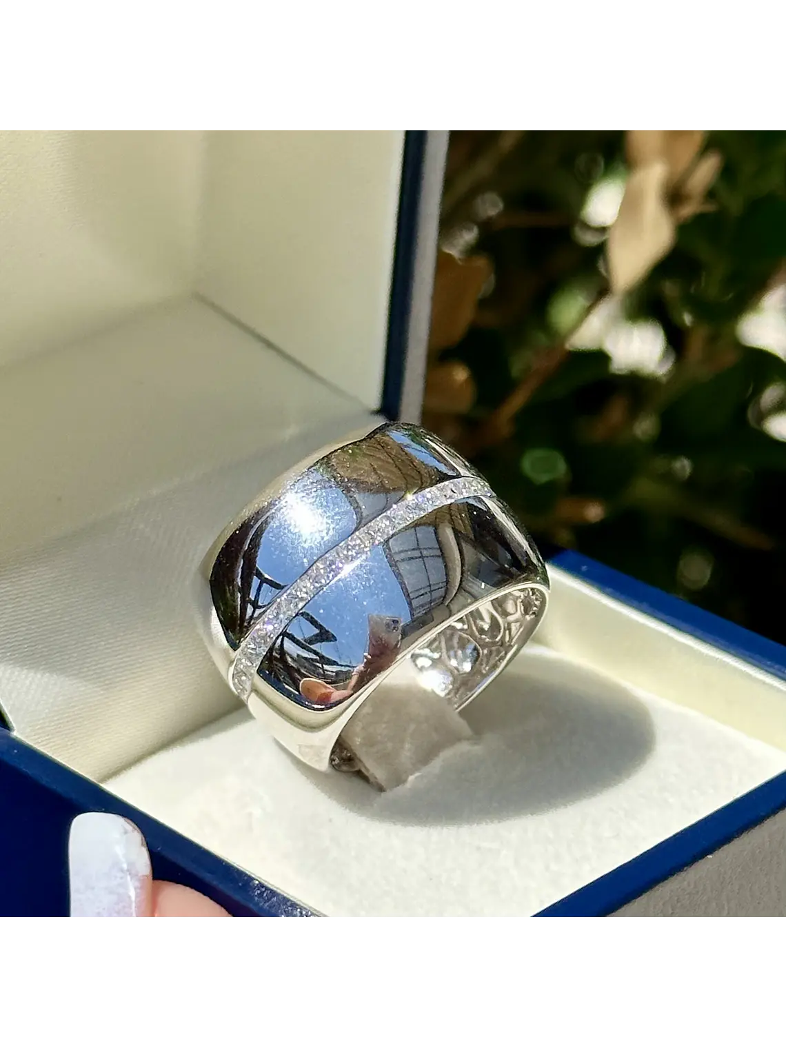 Maravilloso Anillo Sinfín, Eternity, Sin Fin Ancho Moderno Diamantes Princess en Oro Blanco 18K 5