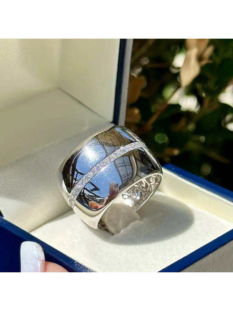 Maravilloso Anillo Sinfín, Eternity, Sin Fin Ancho Moderno Diamantes Princess en Oro Blanco 18K 5