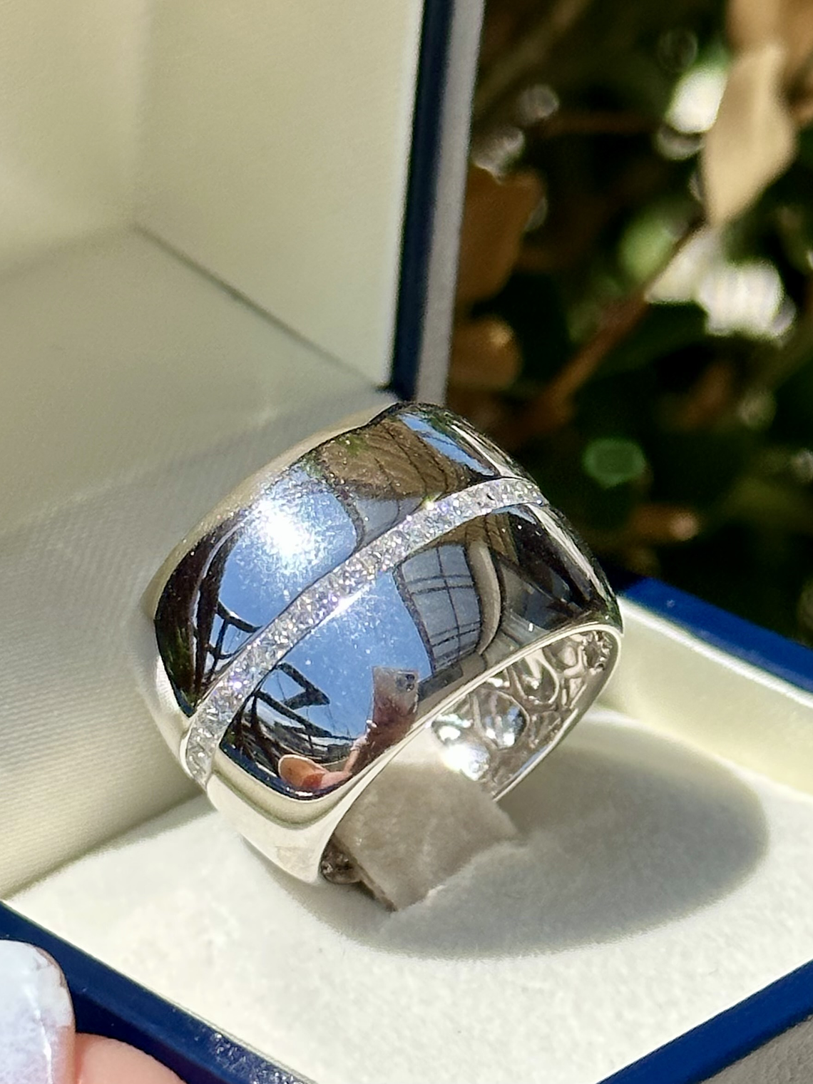 Maravilloso Anillo Sinfín, Eternity, Sin Fin Ancho Moderno Diamantes Princess en Oro Blanco 18K 5