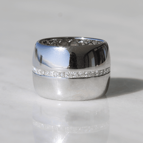 Maravilloso Anillo Sinfín, Eternity, Sin Fin Ancho Moderno Diamantes Princess en Oro Blanco 18K