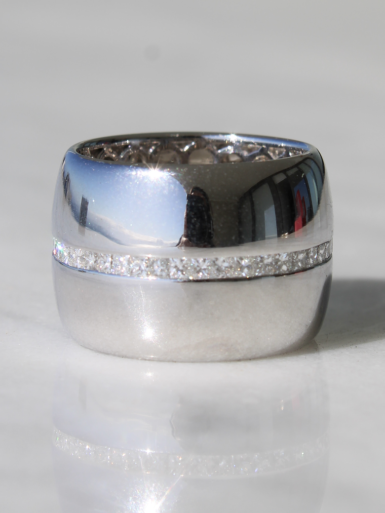 Maravilloso Anillo Sinfín, Eternity, Sin Fin Ancho Moderno Diamantes Princess en Oro Blanco 18K 1