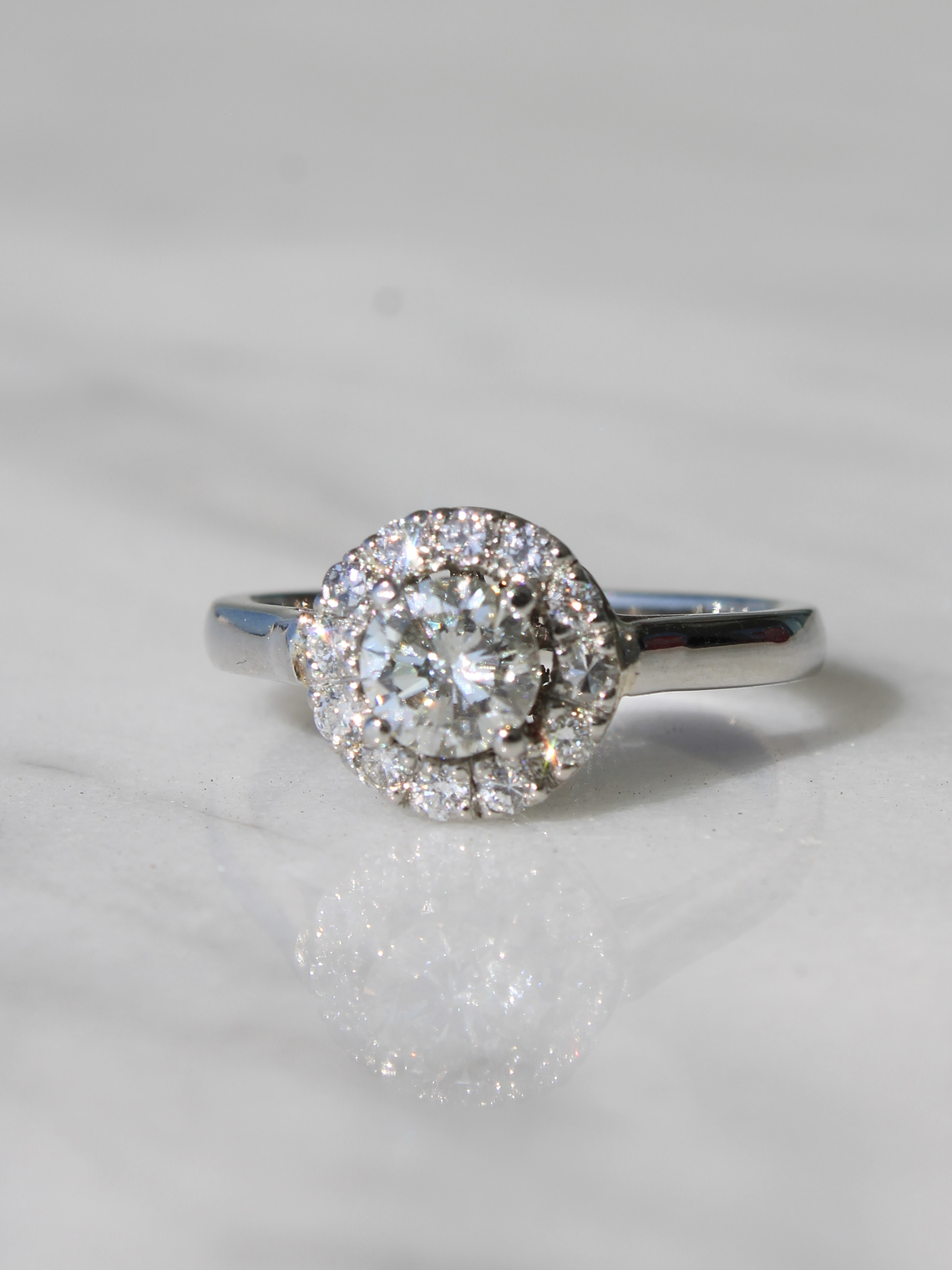 Anillo Solitario 1 Ct Halo de Brillantes Redondo Platino 4