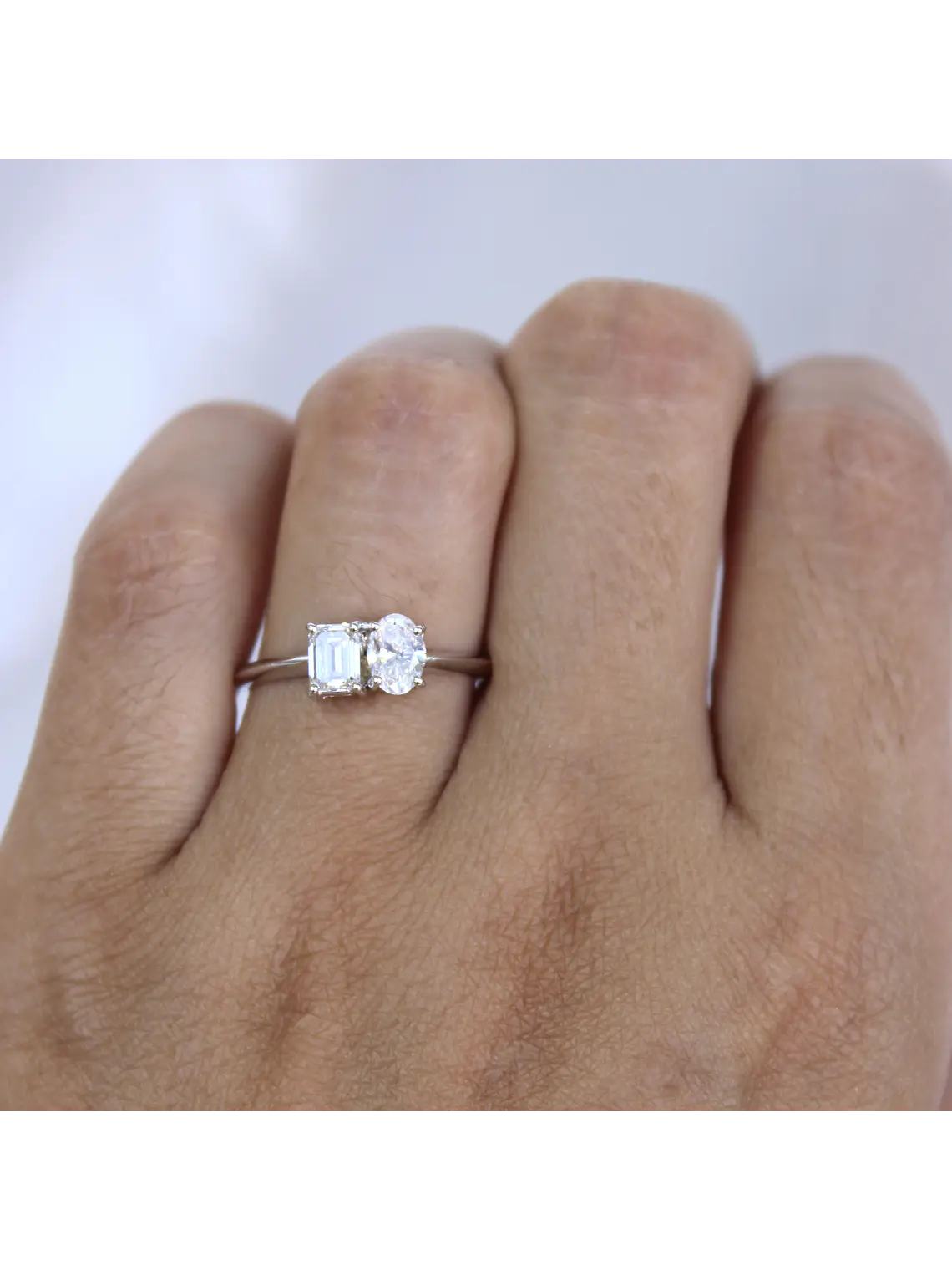 Anillo Solitario Tú y Yo Diamantes Oval y Esmeralda en Oro Blanco 18K 2