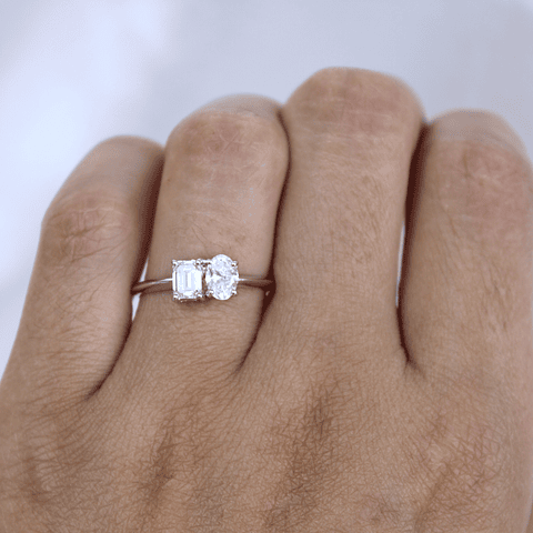 Anillo Solitario Tú y Yo Diamantes Oval y Esmeralda en Oro Blanco 18K