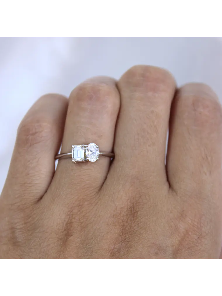 Anillo Solitario Tú y Yo Diamantes Oval y Esmeralda en Oro Blanco 18K 2