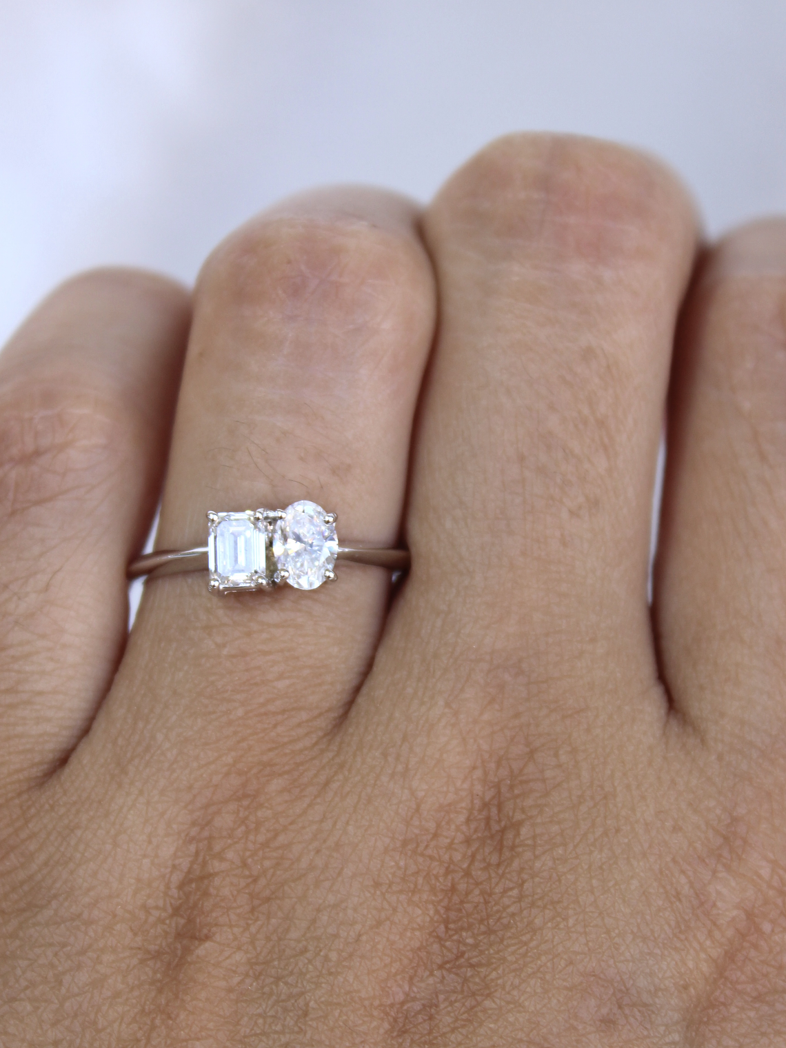 Anillo Solitario Tú y Yo Diamantes Oval y Esmeralda en Oro Blanco 18K 2