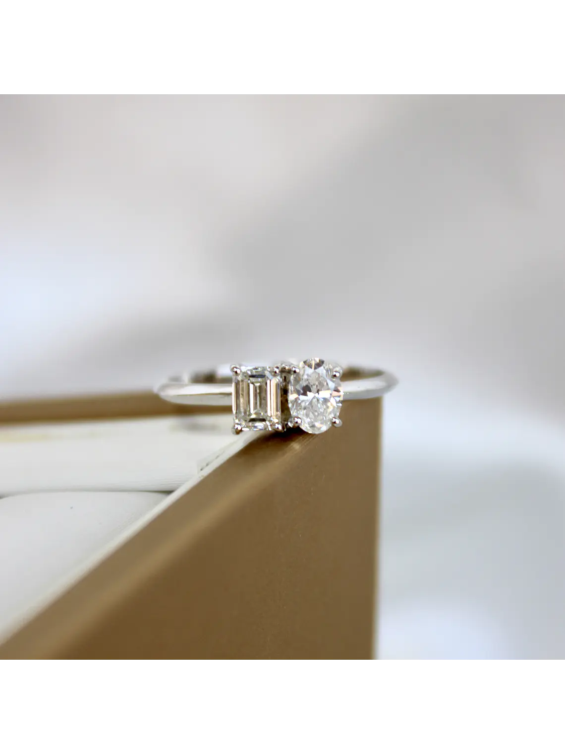 Anillo Solitario Tú y Yo Diamantes Oval y Esmeralda en Oro Blanco 18K 3