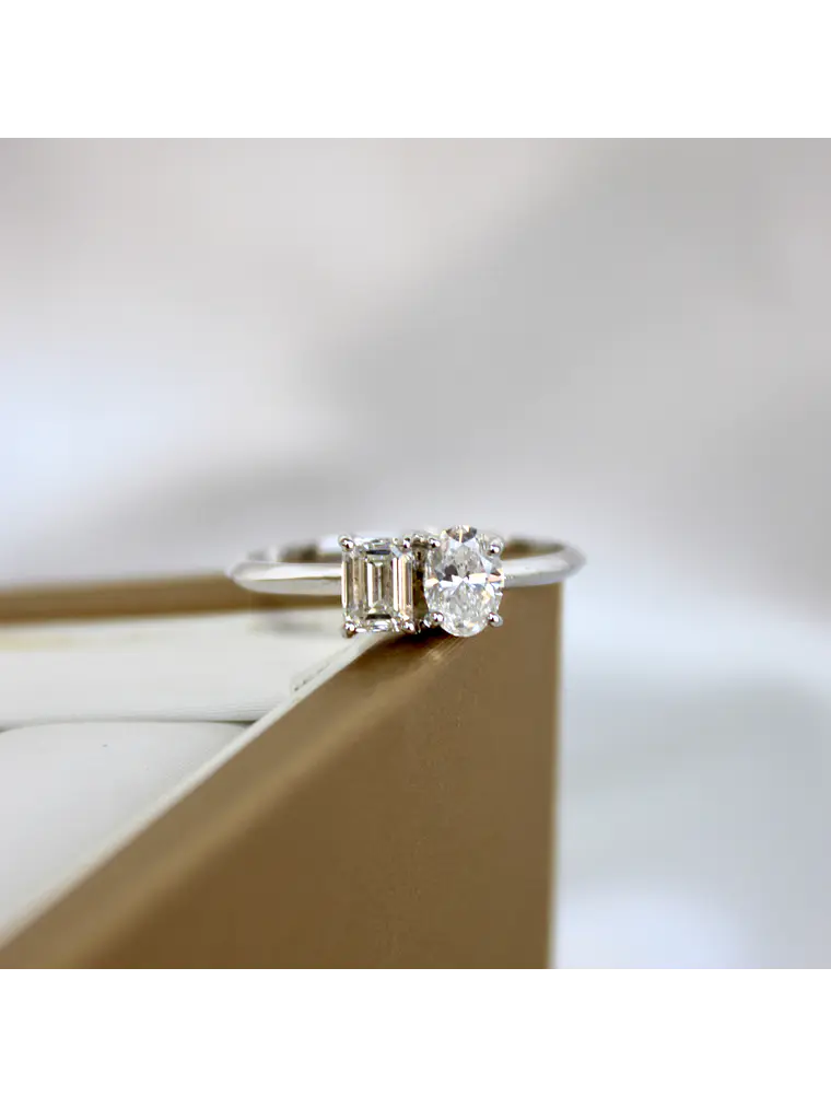 Anillo Solitario Tú y Yo Diamantes Oval y Esmeralda en Oro Blanco 18K 3