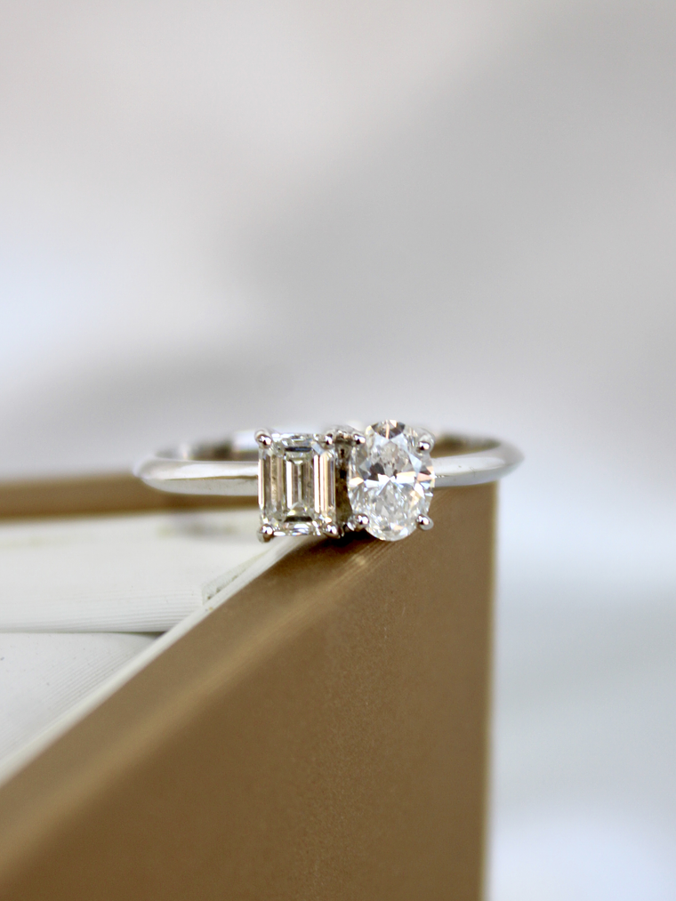 Anillo Solitario Tú y Yo Diamantes Oval y Esmeralda en Oro Blanco 18K 3