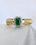Anillo Preciosa Esmeralda con Halo de Diamantes en Oro Amarillo 18K