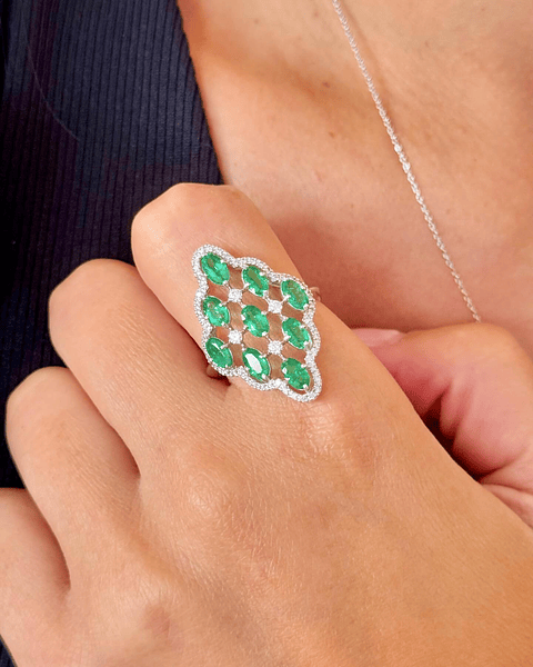 Gran Anillo Tipo Lanzadera Esmeraldas Ovalada y Brillantes en Platino