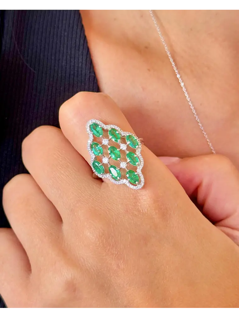 Gran Anillo Tipo Lanzadera Esmeraldas Ovalada y Brillantes en Platino 2