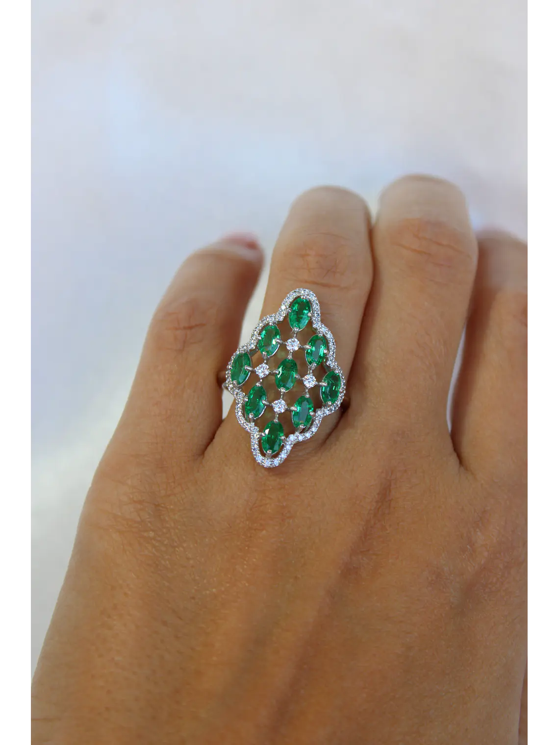 Gran Anillo Tipo Lanzadera Esmeraldas Ovalada y Brillantes en Platino 3