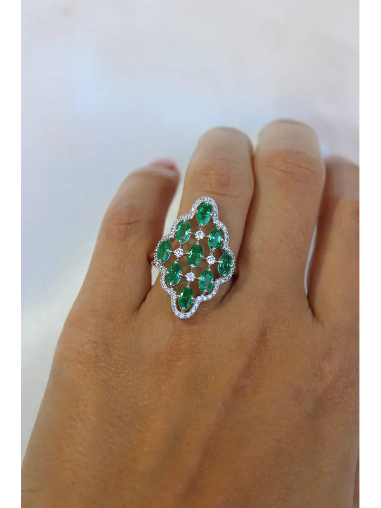 Gran Anillo Tipo Lanzadera Esmeraldas Ovalada y Brillantes en Platino 3