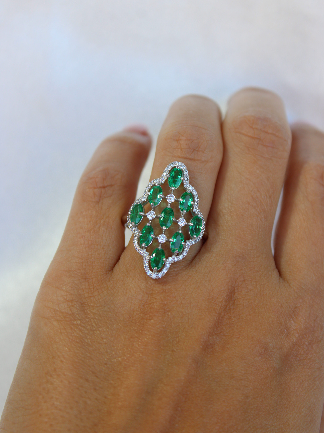 Gran Anillo Tipo Lanzadera Esmeraldas Ovalada y Brillantes en Platino 3